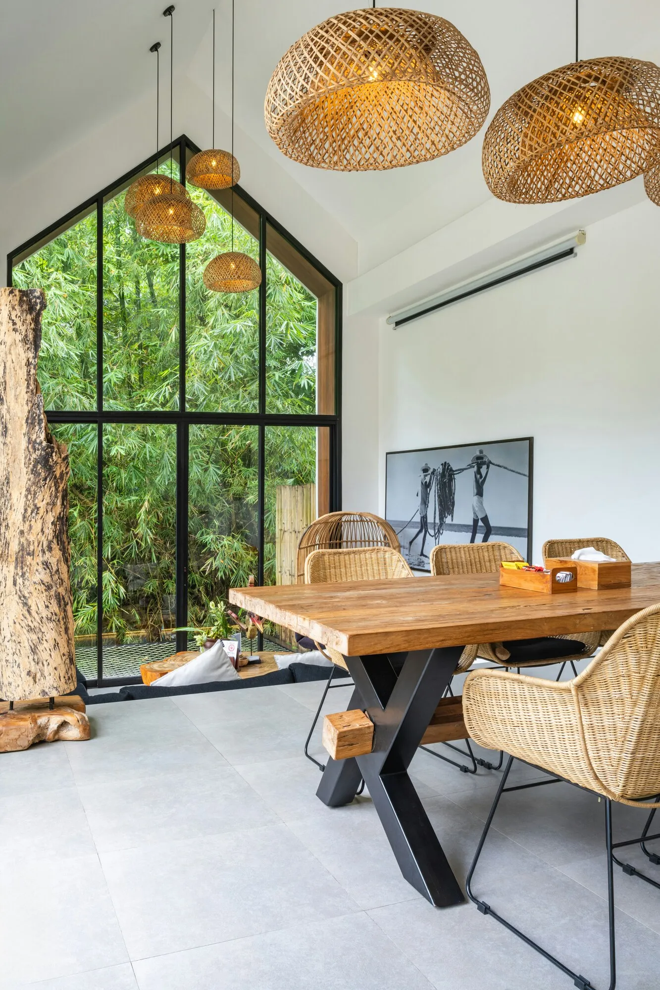 Szafa na wymiar w sypialni - jasne fronty, pełna zabudowa pod sufit